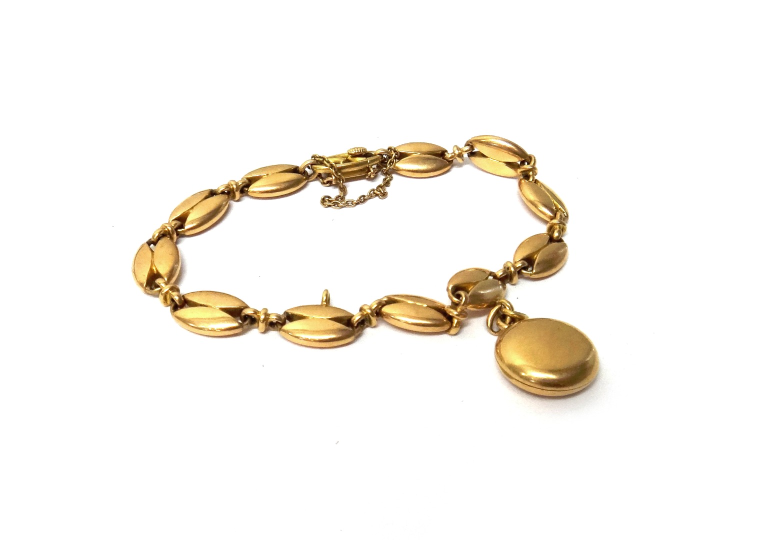 Appraisal: A gold bracelet in a pierced oval link design fitted