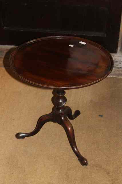 Appraisal: A GEORGIAN MAHOGANY TRIPOD TABLE with turned pillar the top