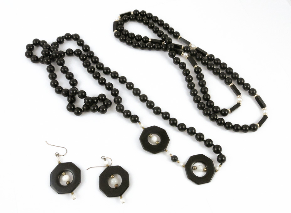 Appraisal: BLACK ONYX WHITE AGATE AND WHITE PEARL BEADED NECKLACE AND