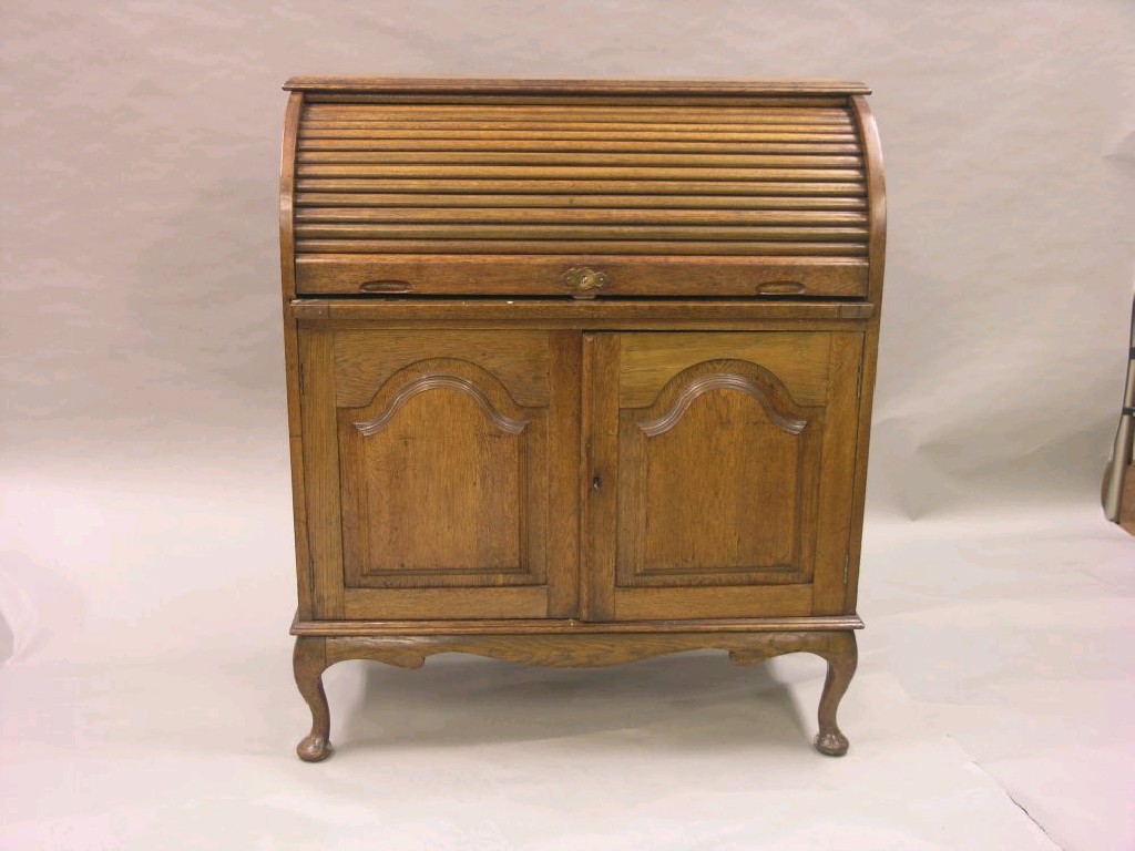 Appraisal: An early th century solid medium oak roll-top desk tambour