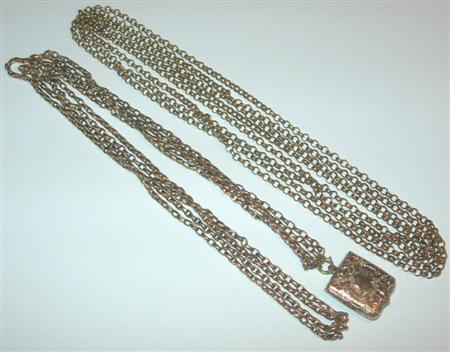 Appraisal: A Victorian gold long chain composed of oval belcher form