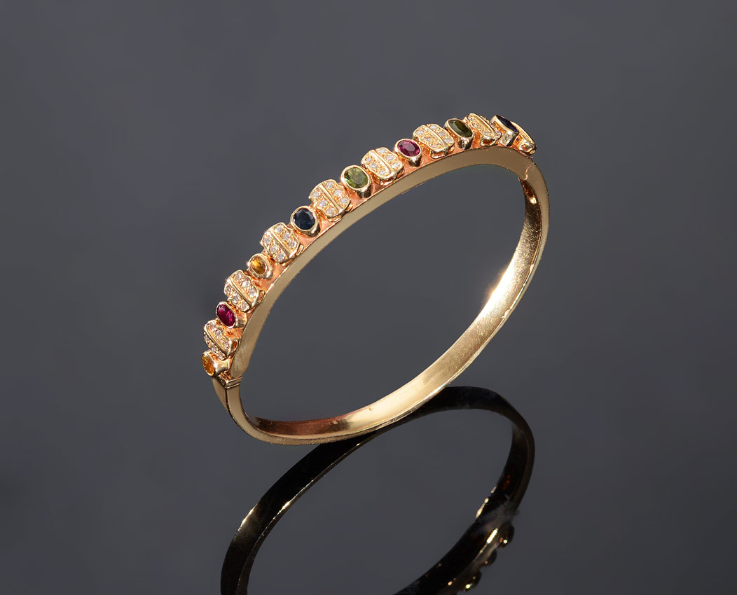 Appraisal: K SAPPHIRE DIAMOND BANGLE BRACELET K yellow gold hinged bangle