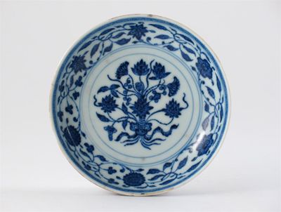 Appraisal: A Chinese Ming-style small saucer dish decorated on the interior