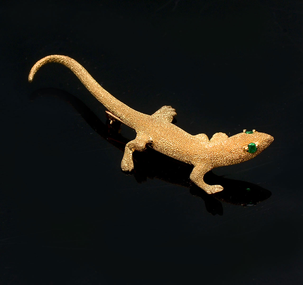 Appraisal: K SALAMANDER PIN K yellow -D gold stylized salamander pin