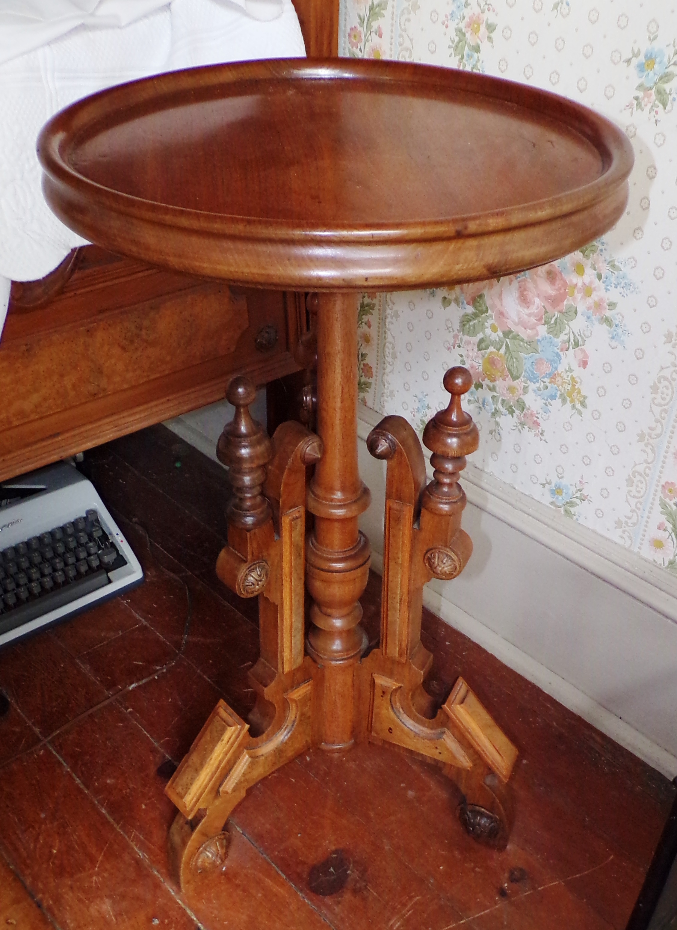 Appraisal: Victorian walnut plant stand ''h ''dia