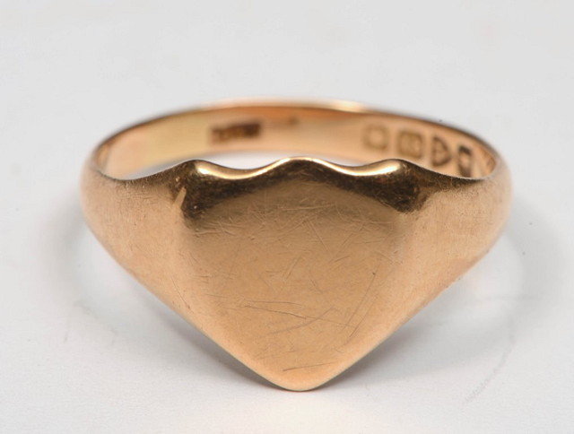 Appraisal: AN CT GOLD SIGNET RING of heart shaped form grams