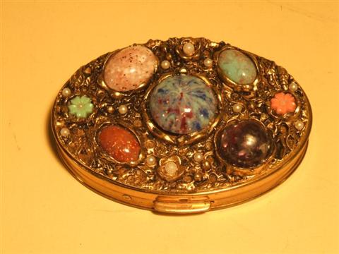 Appraisal: GOLDTONE OVAL 'JEWELED' COMPACT The oval powder box its lid