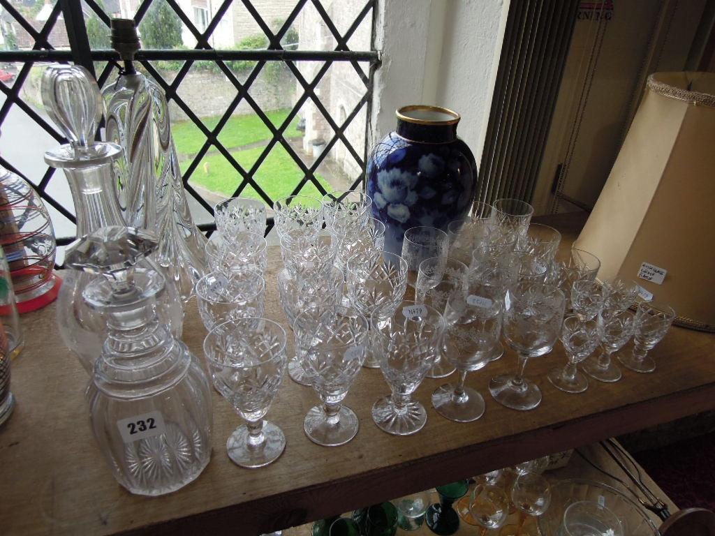 Appraisal: A quantity of glassware including a heavy clear glass lamp