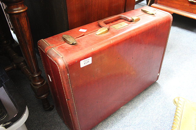 Appraisal: AN OLD SAMSONITE LEATHERETTE SUITCASE together with a set of