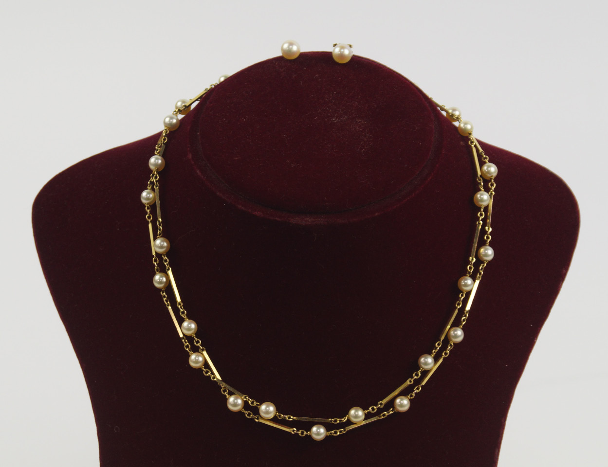 Appraisal: A ct gold and cultured pearl necklace the evenly sized