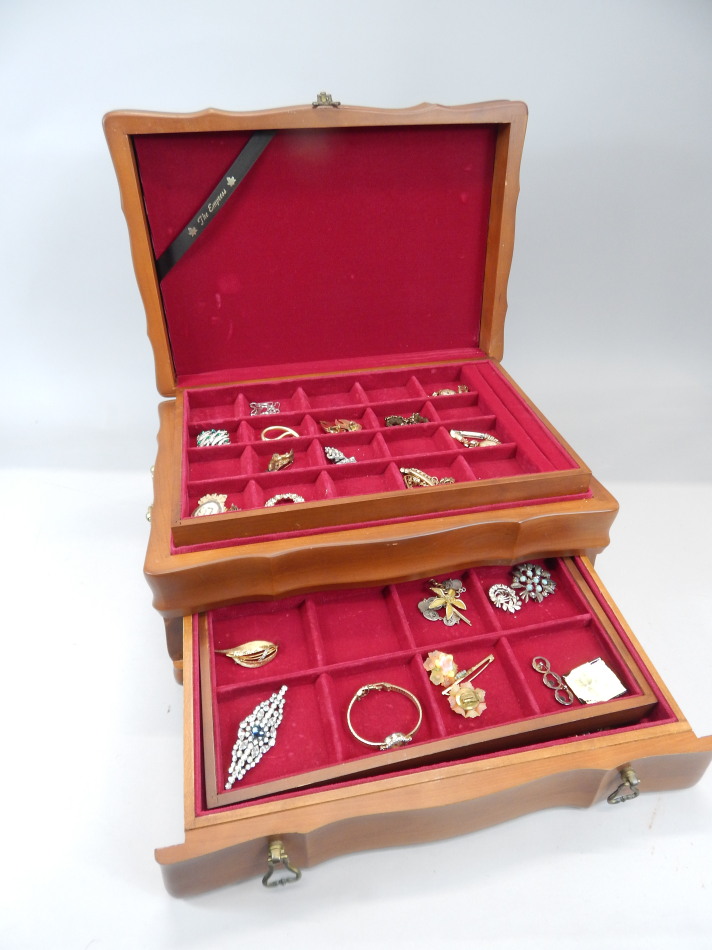 Appraisal: A walnut jewellery box and contents to include modern costume