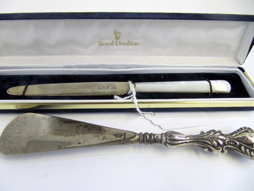 Appraisal: A lot comprising a silver handled shoehorn and a silver