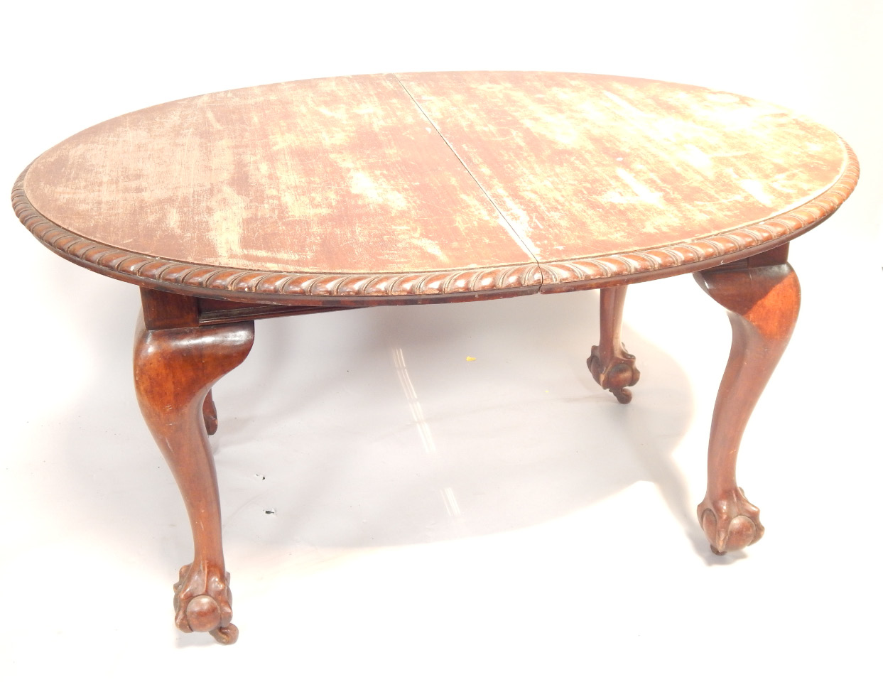 Appraisal: An early thC oval mahogany extending dining table with reeded