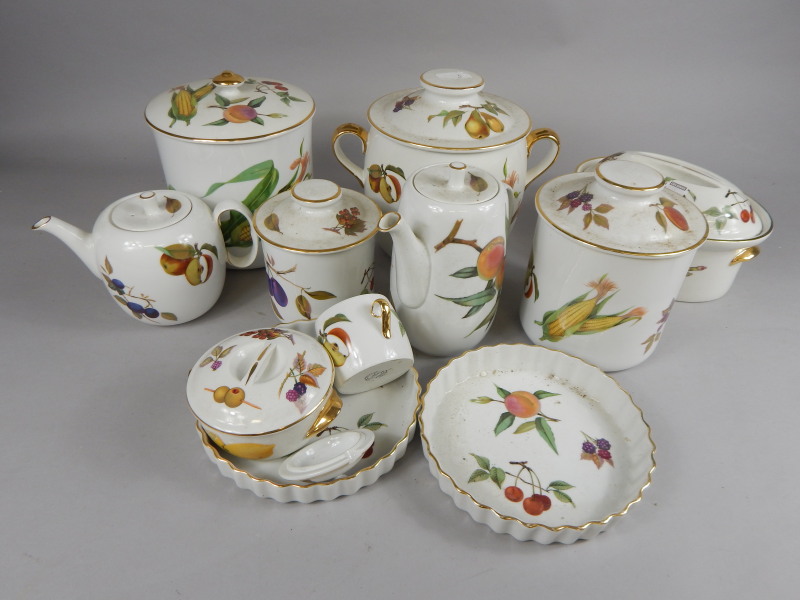 Appraisal: A quantity of Royal Worcester Evesham pattern porcelain to include