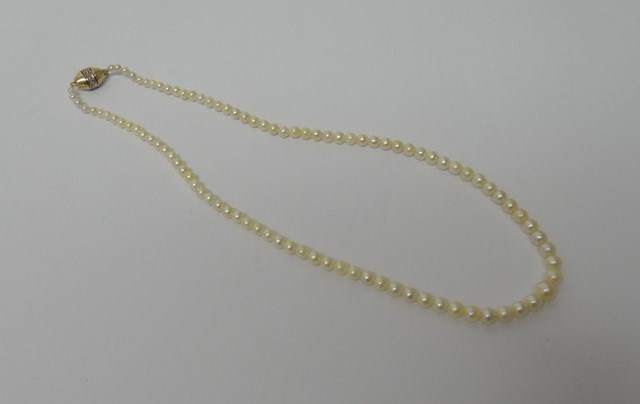 Appraisal: A single row necklace of graduated cultured pearls on a