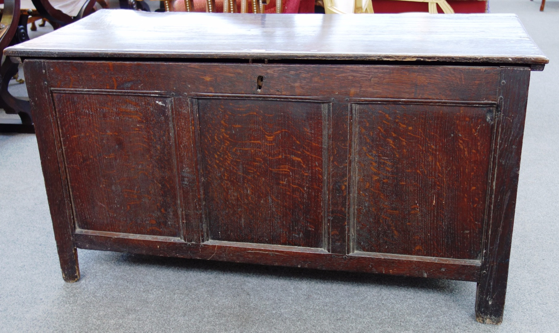 Appraisal: A th century oak coffer the plank top over triple