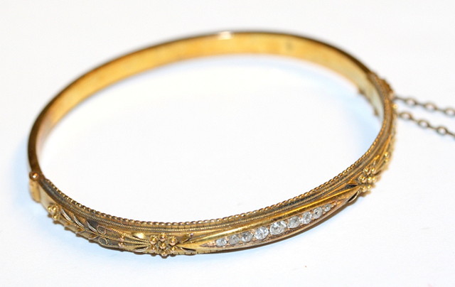 Appraisal: A CT GOLD AND DIAMOND BRACELET the eight small stones