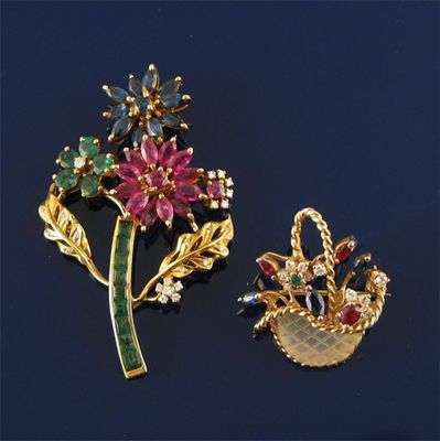 Appraisal: A multi gem set gold brooch designed as a spray