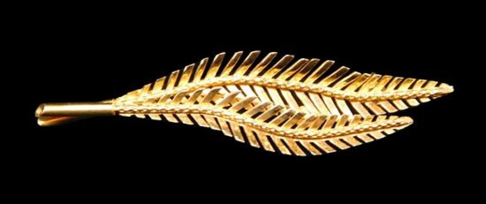 Appraisal: JEWELRY K Yellow gold double feather pin stamped verso overlapping