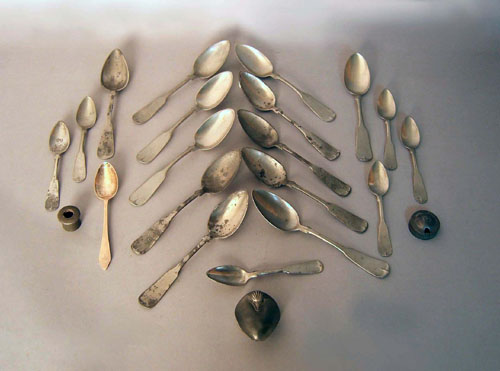 Appraisal: Eighteen pewter tablespoons and teaspoons together with a pewter syrup