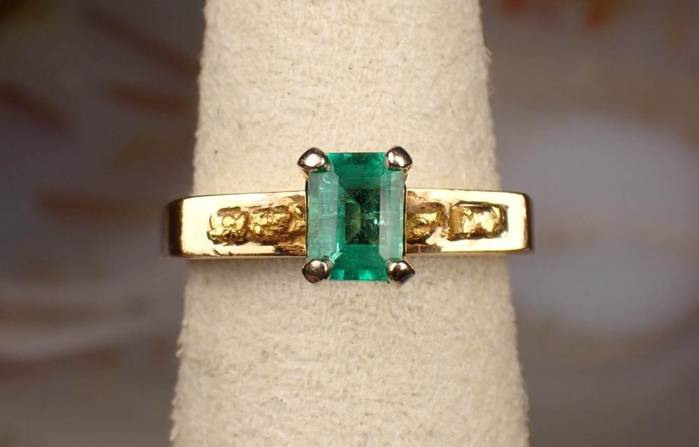 Appraisal: EMERALD AND FOURTEEN KARAT GOLD SOLITAIRE RING The yellow gold