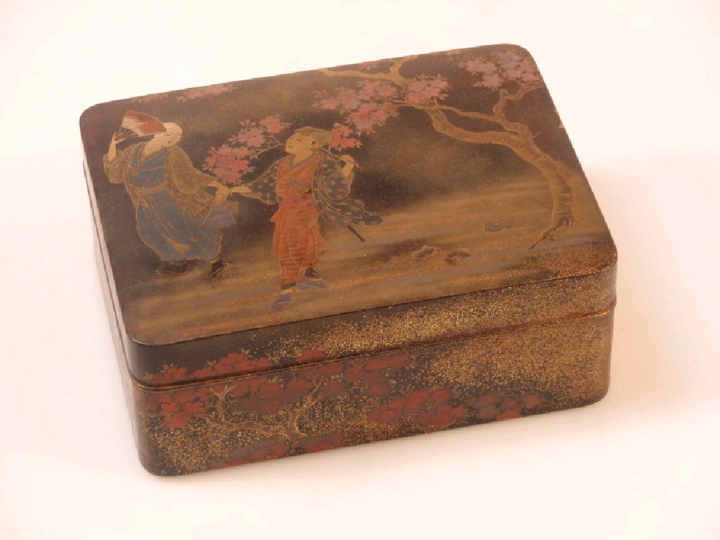 Appraisal: A Japanese rectangular lacquered box the lid with a scene