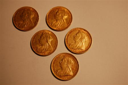 Appraisal: A group of old head Victorian sovereigns comprising two and