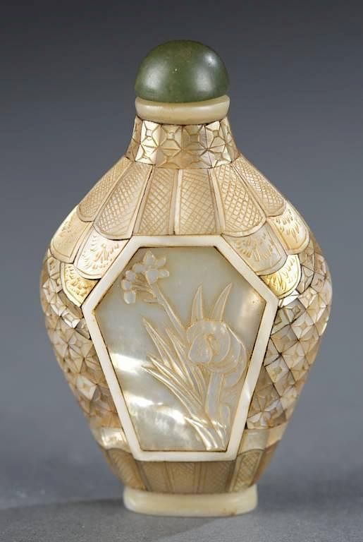 Appraisal: Chinese mother-of-pearl snuff bottle A Chinese snuff bottle Late th