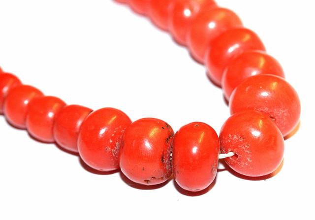 Appraisal: A GRADUATED CORAL BEAD NECKLACE long