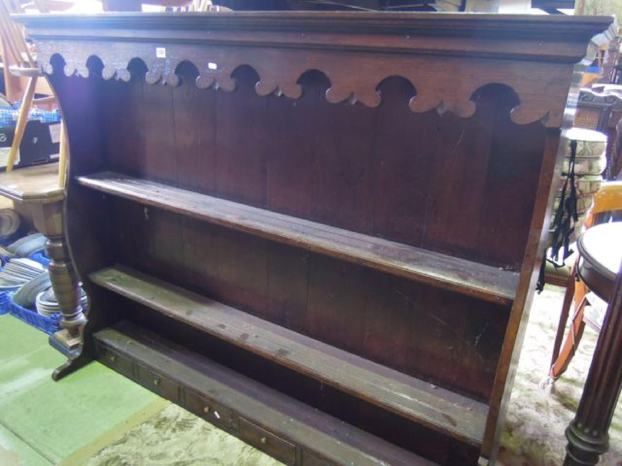 Appraisal: A good quality reproduction distressed oak dresser rack with boarded