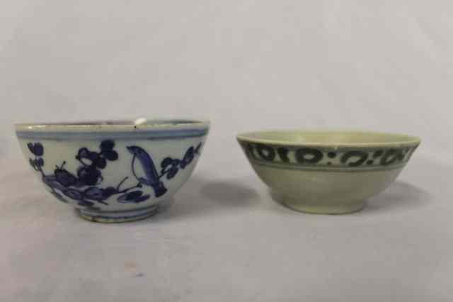 Appraisal: TWO CHINESE BLUE AND WHITE PORCELAIN BOWLS from the Tek