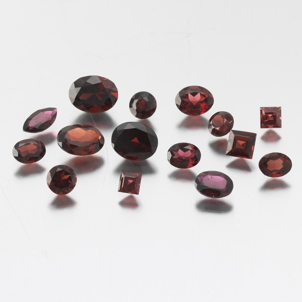 Appraisal: FIFTEEN UNMOUNTED CT TOTAL MULTI-SHAPE CUT GARNET GEMSTONES Fifteen unmounted