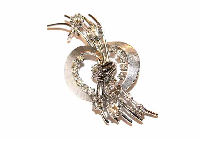 Appraisal: A DIAMOND SET SPRAY BROOCH claw set old cut diamonds