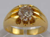 Appraisal: A fine gent's carat gold diamond solitaire ring the round