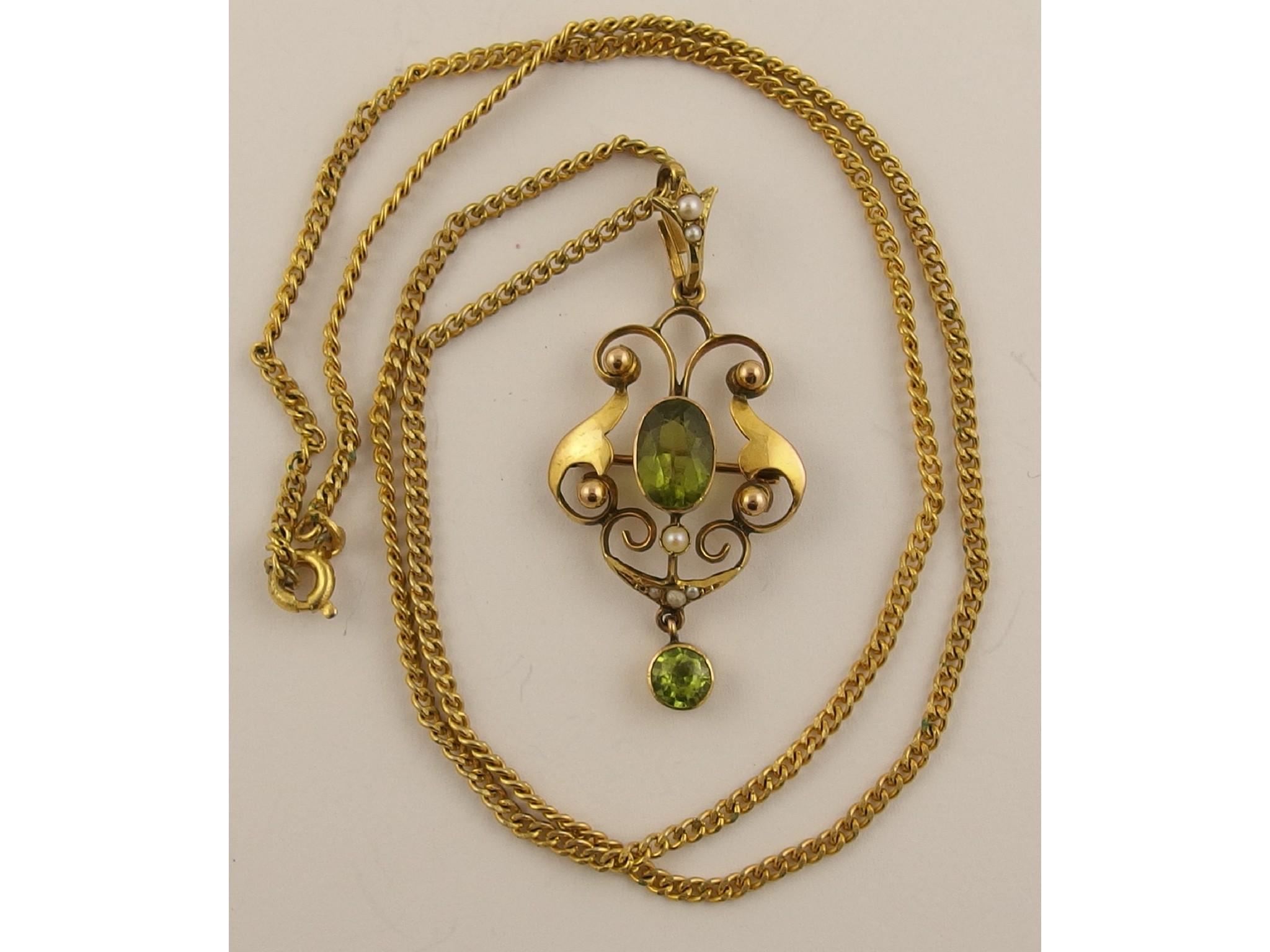 Appraisal: A ct Edwardian peridot and pearl set pendant