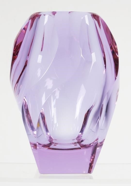 Appraisal: Light violet purple or amethyst heavy crystal glass vase Vase