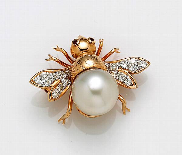 Appraisal: A South Sea cultured pearl diamond and eighteen karat gold