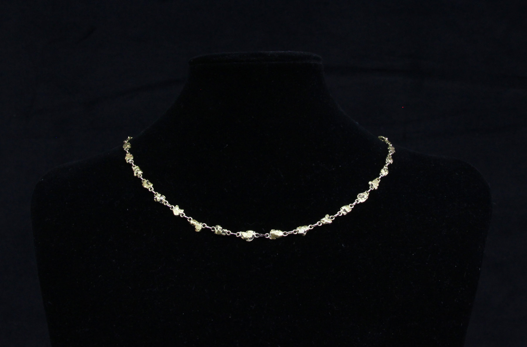 Appraisal: A gold necklace of alternate ingots and curb links cm