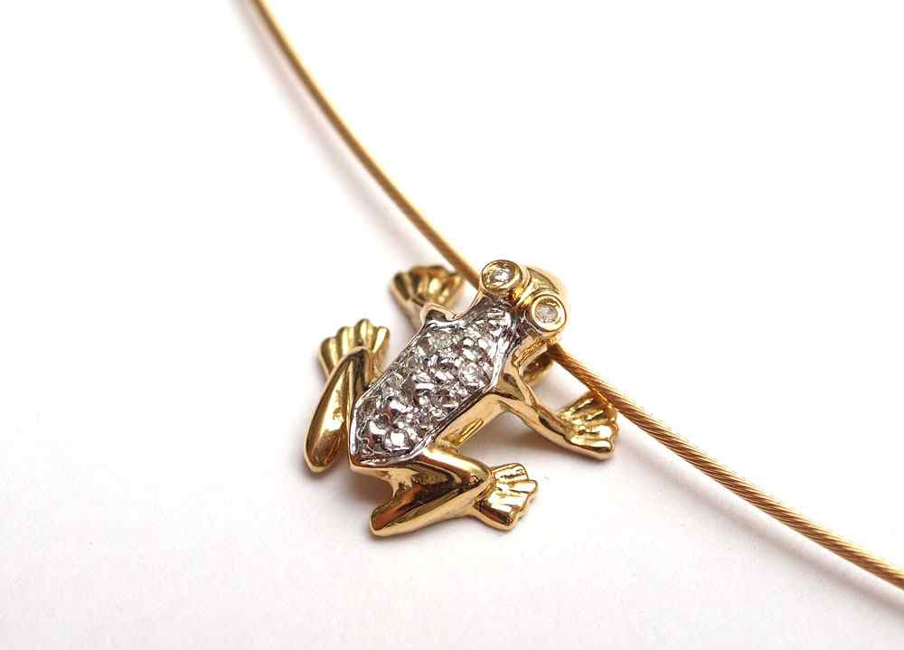 Appraisal: K CABLE NECKLACE WITH FROG PENDANT K yellow gold ''