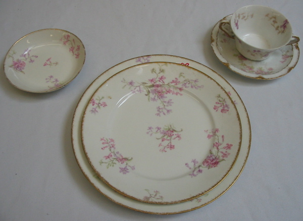 Appraisal: HAVILAND LIMOGES FRANCE PIECE DINNERWARE in similar tiny flower pattern