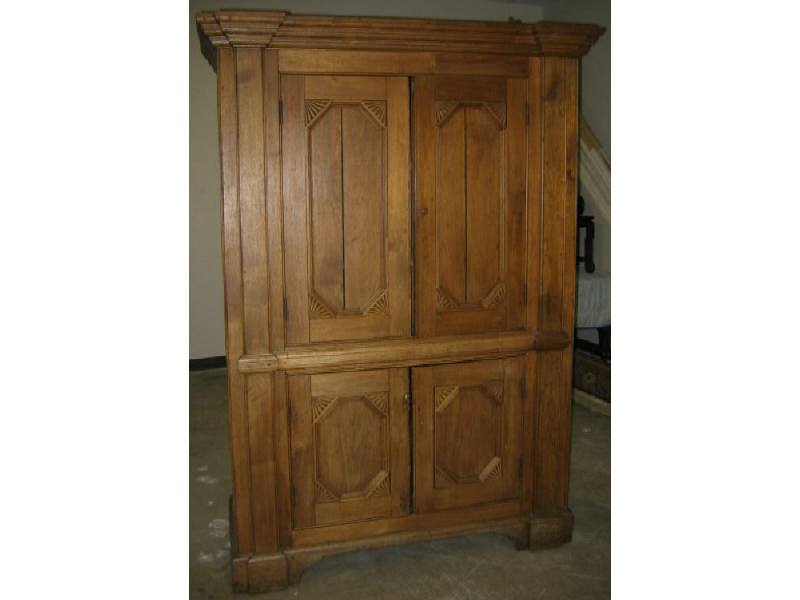 Appraisal: FINE AMERICAN TH CENTURY COUNTRY CUPBOARD With overhanging molded breakfront