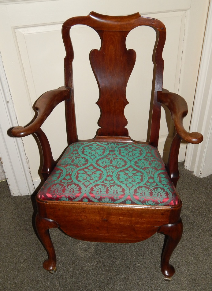 Appraisal: A mid thC walnut commode chair with a vase shaped