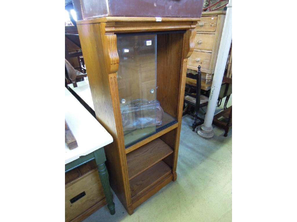 Appraisal: An oak freestanding display cabinet enclosed by a pair of