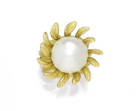 Appraisal: PEARL BRILLIANT-CUT DIAMOND AND GOLD RING Yellow gold g Modern