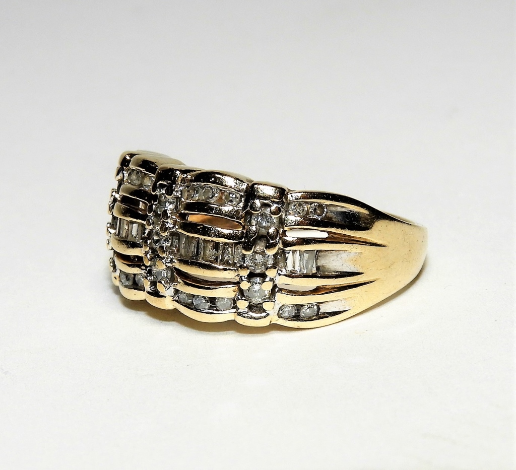 Appraisal: KT GOLD LADY'S DIAMOND BAGUETTE CLUSTER RING th Century Channel