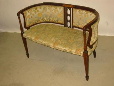 Appraisal: AN EDWARDIAN MAHOGANY SETTEE of curved outline with stringing and