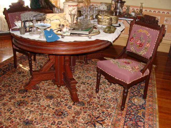 Appraisal: Victorian Pedestal Dining Table x closed with three leaves