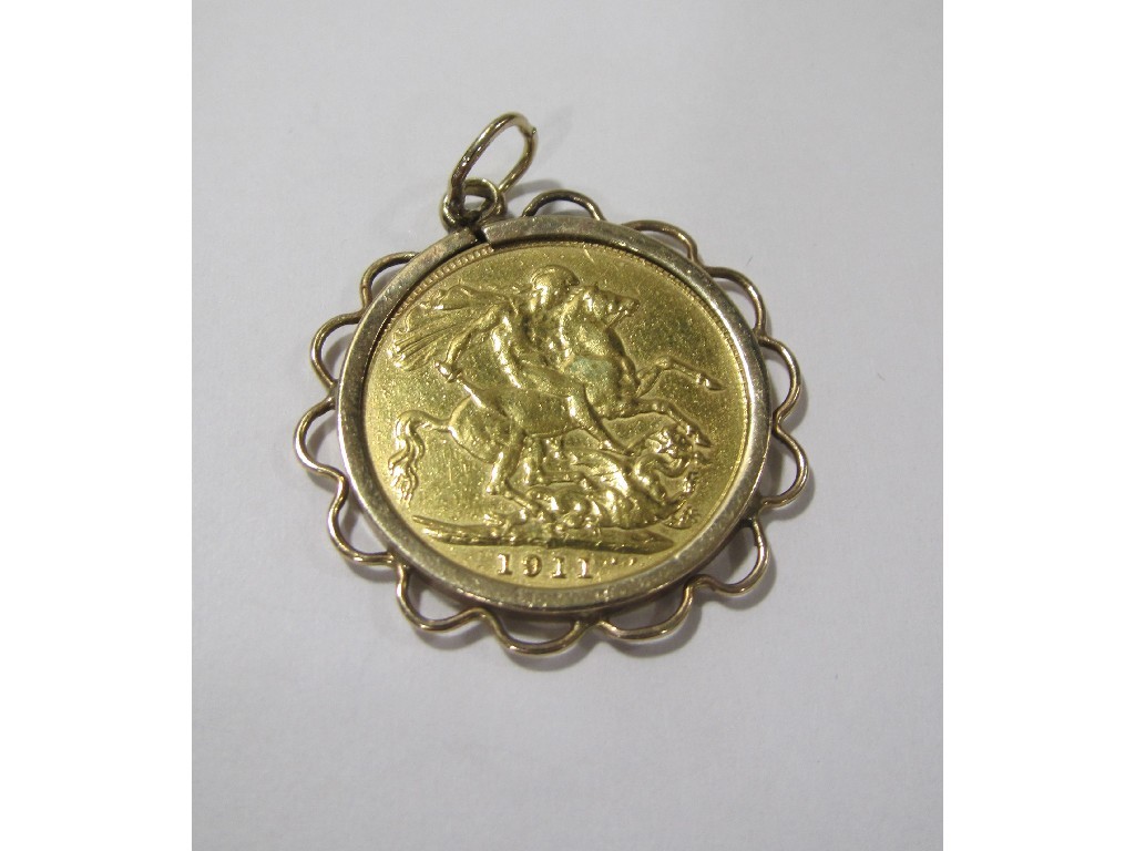 Appraisal: Nine carat gold mounted George V sovereign pendant dated