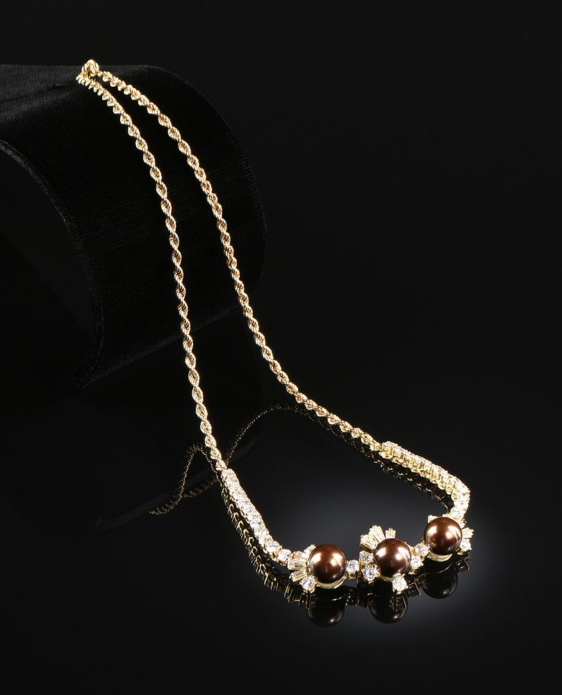 Appraisal: AN K YELLOW GOLD DIAMOND AND CHOCOLATE PEARL NECKLACE MID