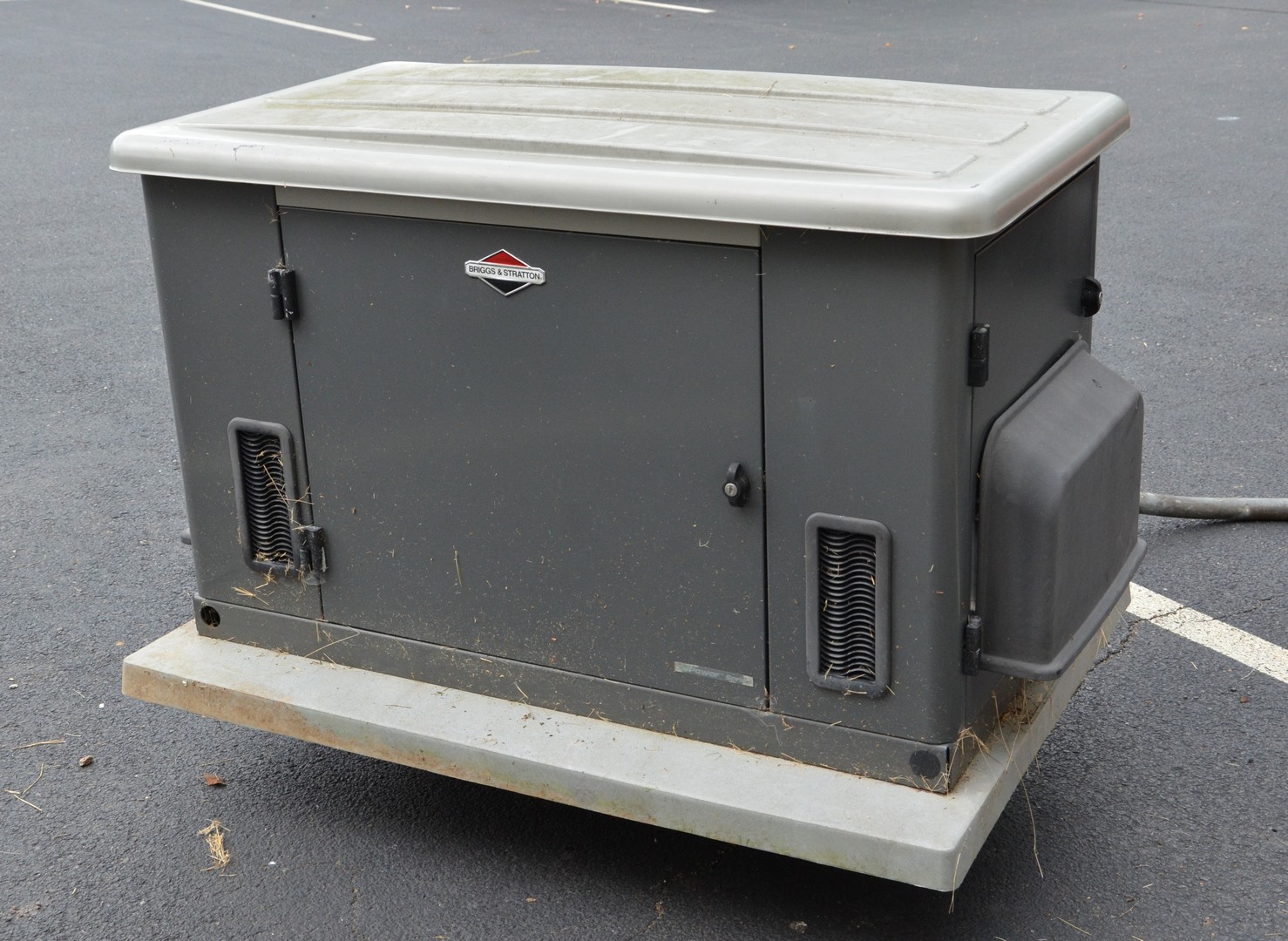 Appraisal: watt Briggs and Stratton outdoor generator model runs on natural